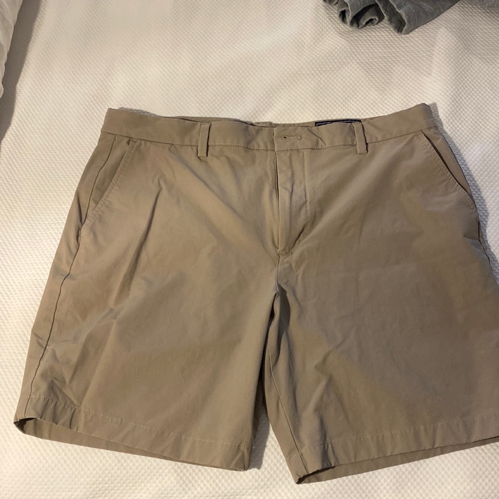 Men’s Vineyard Vines shorts. Dark khaki color/size 36.